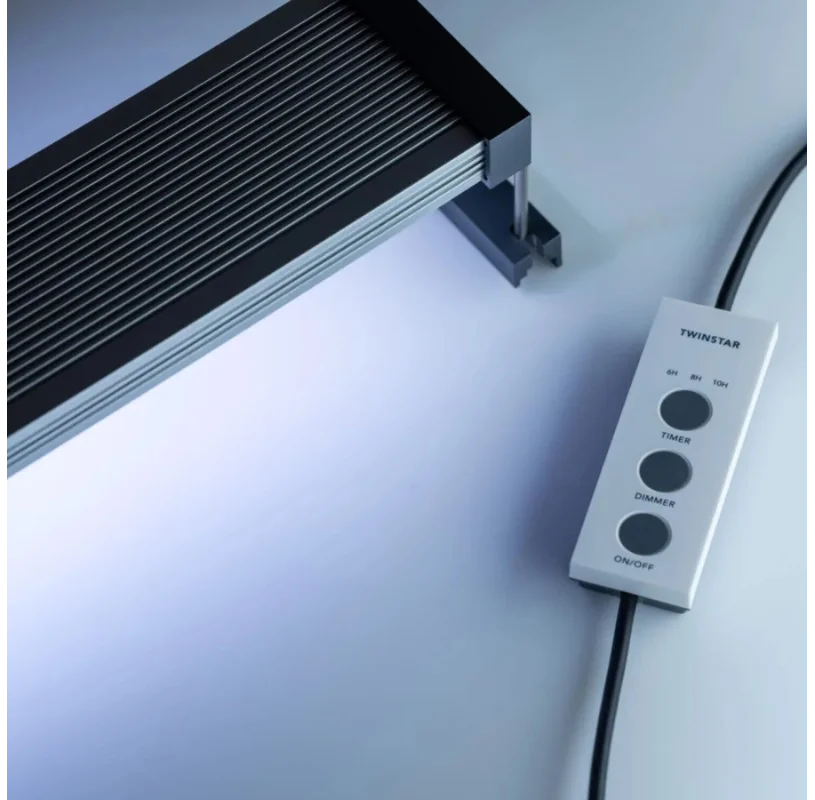 Luz LED preta com controle remoto branco TWINSTAR sobre superfície clara