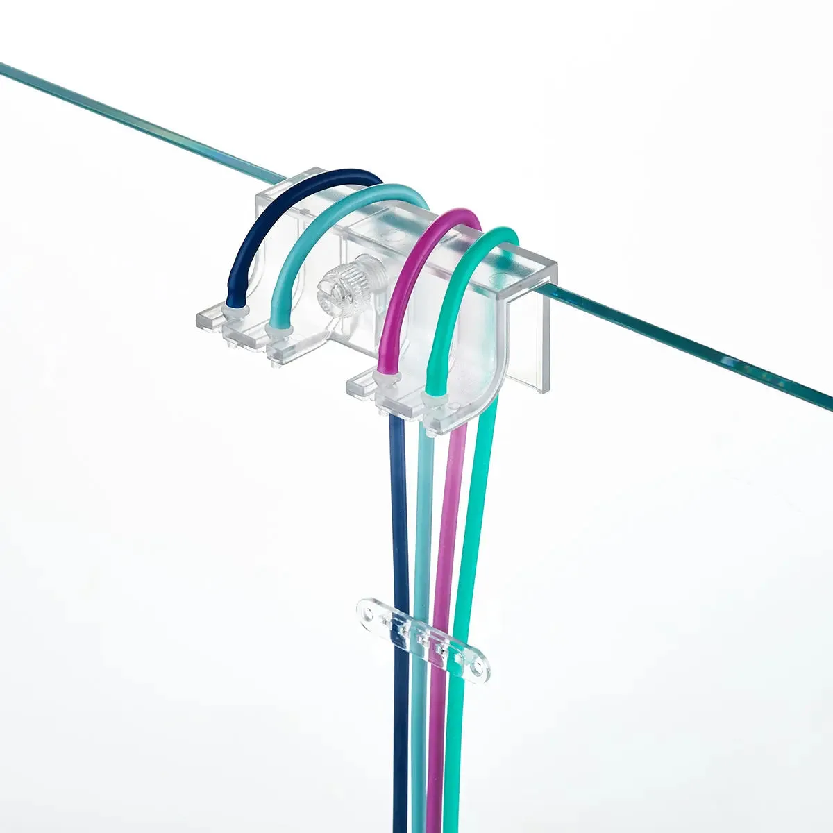 Organizador de cabos transparente com fios coloridos presos em fundo branco.