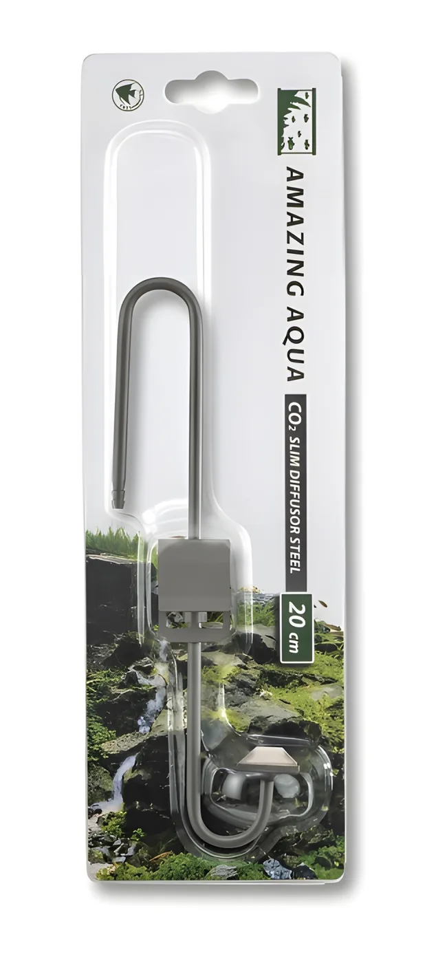 Difusor de CO2 slim em aço para aquário com embalagem branca e fundo de pedras e vegetação verde.