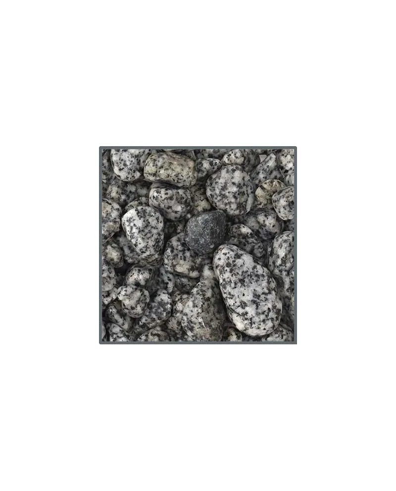 Pedras decorativas cinzentas com manchas negras numa superfície plana