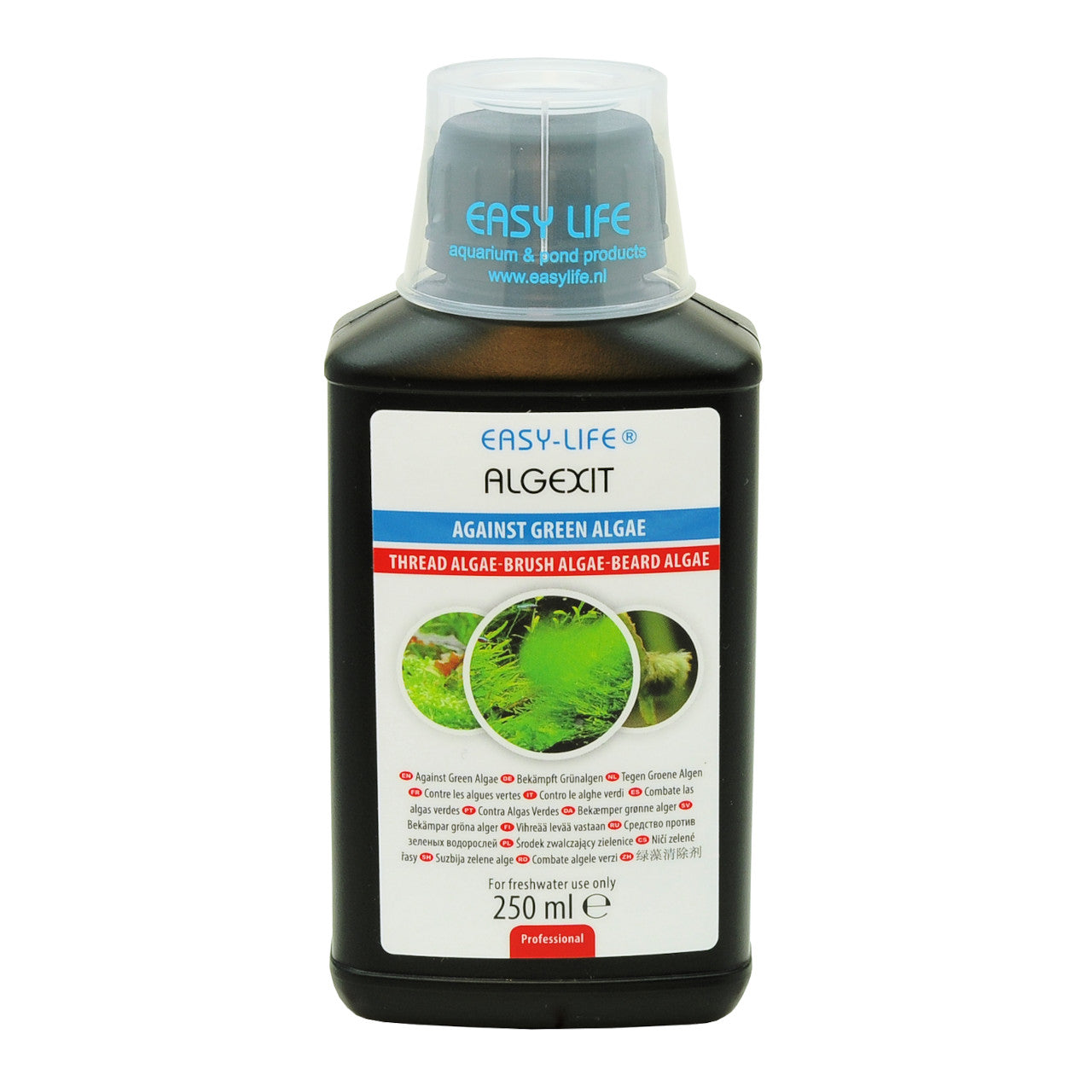 Frasco preto com rótulo branco de produto contra algas verde para aquários