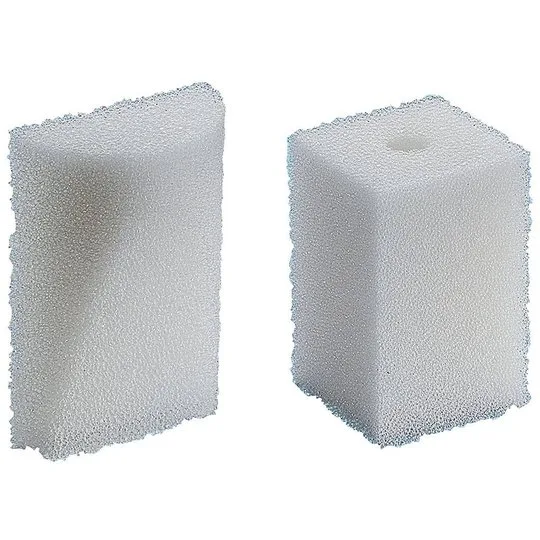 Dois blocos de espuma branca com textura porosa, um cilíndrico com buraco e outro retangular