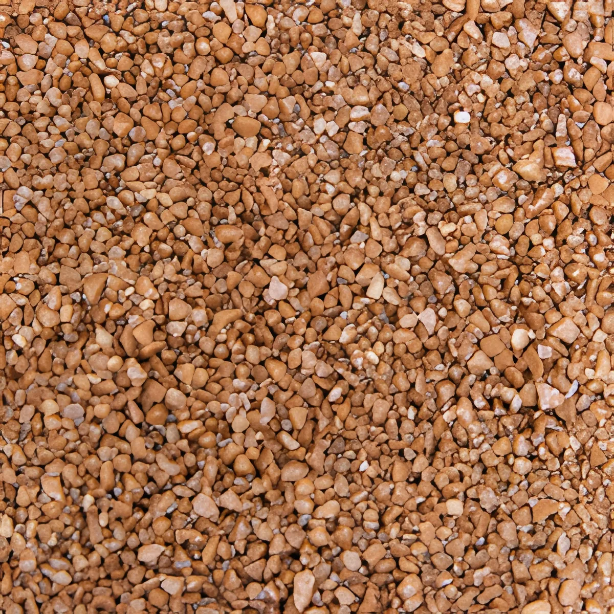 Pedras pequenas castanho claro e bege com textura áspera