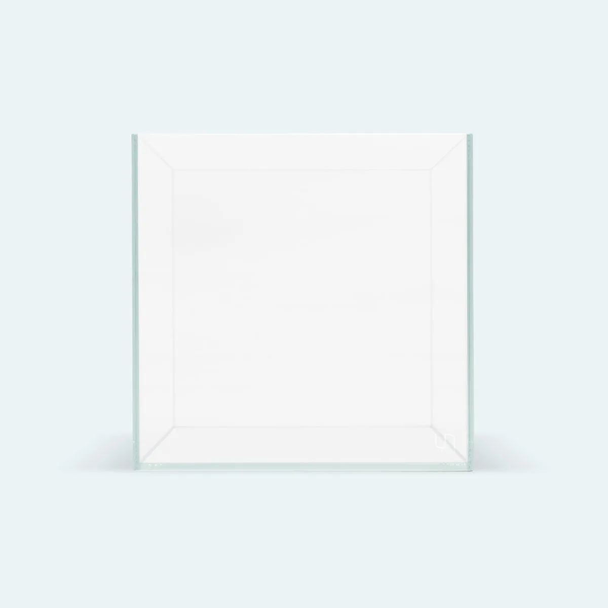 Cubo de vidro transparente sobre fundo claro