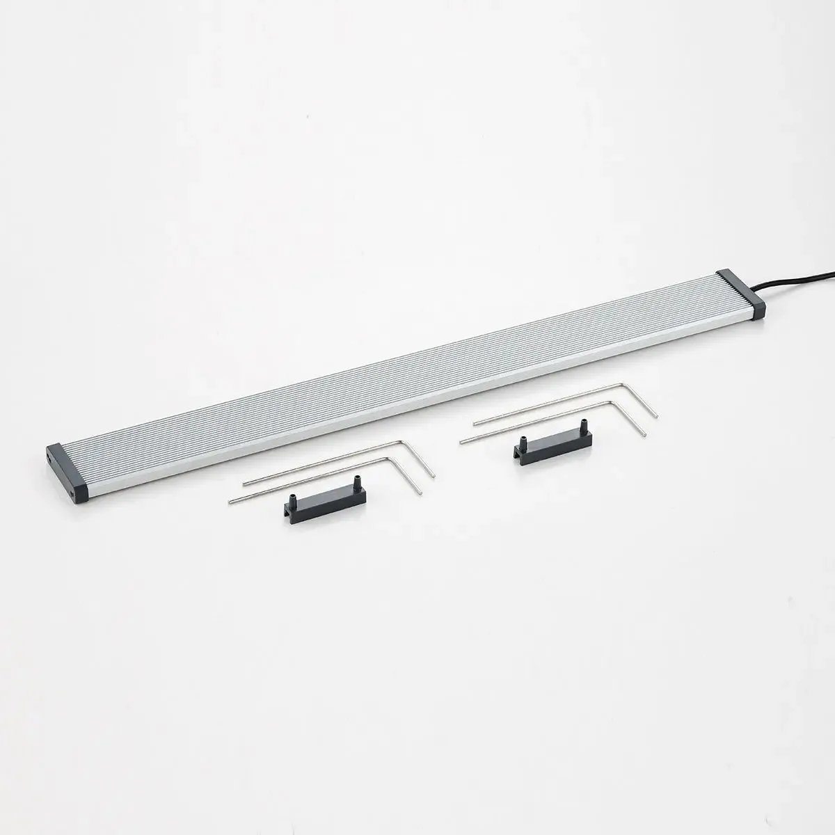 Barra luminosa LED prateada com bases e suportes metálicos