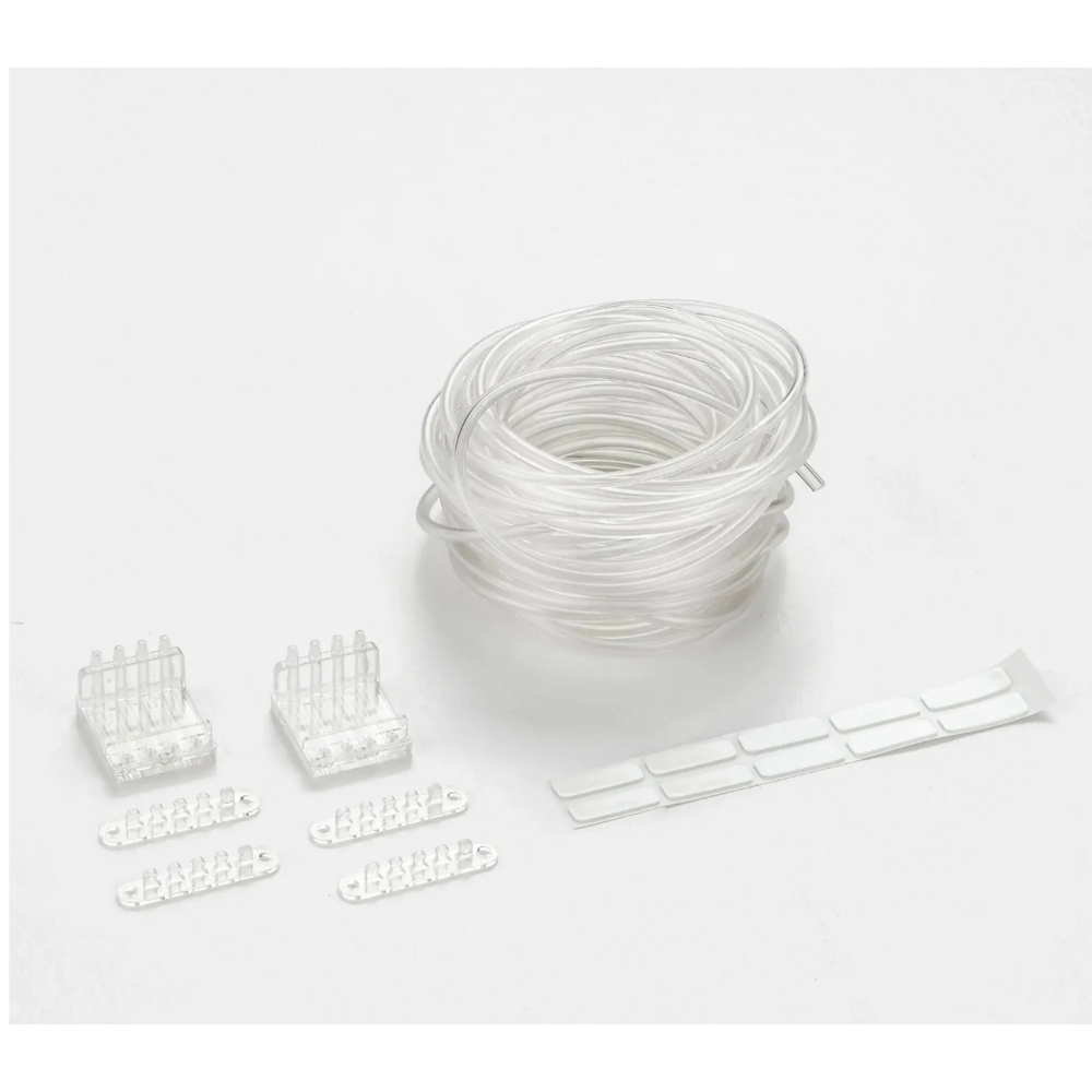 Acessórios transparentes com tubo flexível e peças plásticas sobre fundo branco