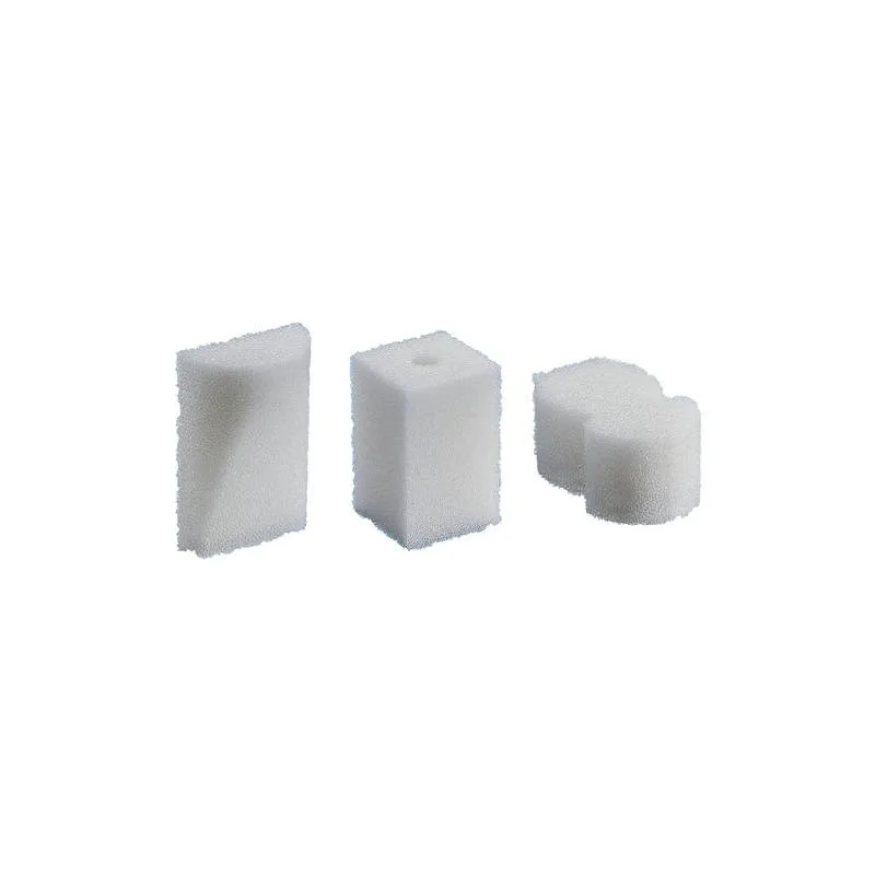 Três esponjas brancas de formas diferentes sobre fundo branco