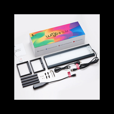 Conjunto para iluminação LED com painel retangular, cabos e acessórios em fundo branco.