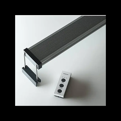 Luz de mesa metálica cinzenta com comando remoto branco de três botões