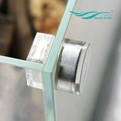 Cantoneira de aquário com fixador metálico e logótipo Chihiros Aquatic Studio