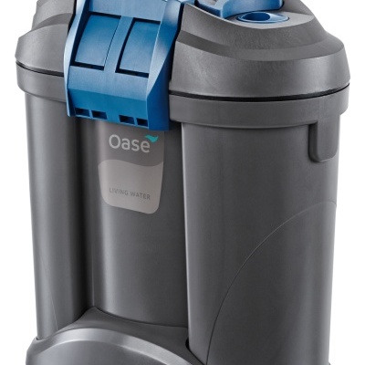Filtro de água Oase cinzento e azul com texto Oase e LIVING WATER