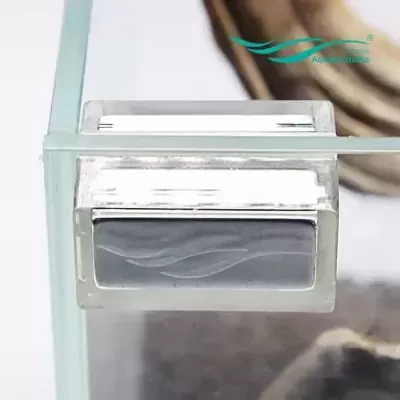 Fecho ou suporte retangular em vidro e metal prateado com padrão de ondas