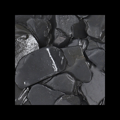 Pedras pretas lisas e brilhantes em superfície irregular