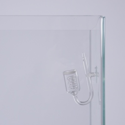 Difusor de vidro transparente com espiral interna fixado em aquário de vidro