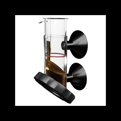 Dispenser transparente com ventosas pretas e líquido castanho no interior