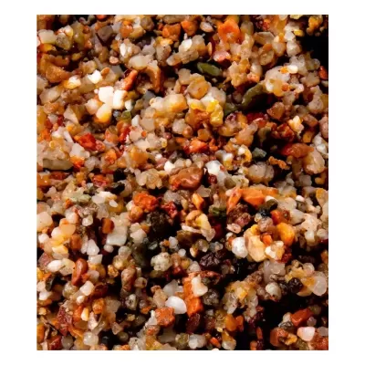 Mistura granular colorida com pequenas pedras e cristais em close-up