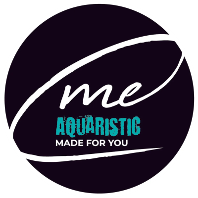 Logótipo redondo preto com texto me AQUARISTIC MADE FOR YOU