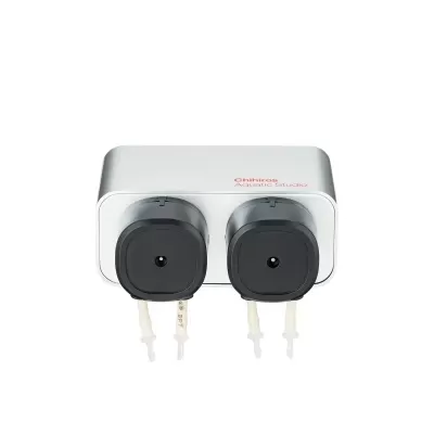 Dispositivo com duas bombas pretas e corpo branco com texto Chihiros Aquatic Studio