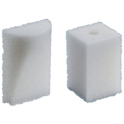 Dois filtros brancos de espuma porosa, um retangular e outro em bloco com furo central
