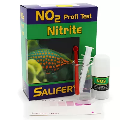 Kit de teste de nitrito NO2 Profi Test da Salifert com frasco, copo, seringa e espátula sobre tabela de cores