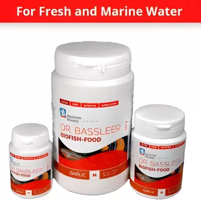 Frascos brancos com alimento para peixes Dr Bassleer Biofish-Food e rótulos vermelhos e brancos.
