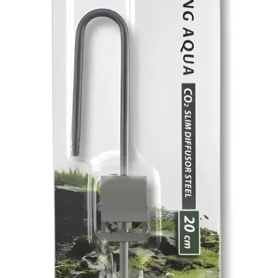 Difusor de CO2 slim em aço para aquário com embalagem branca e fundo de pedras e vegetação verde.