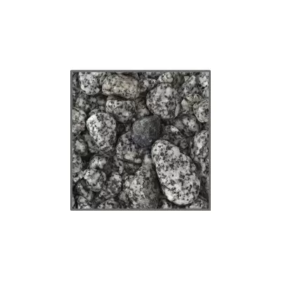 Pedras decorativas cinzentas com manchas negras numa superfície plana