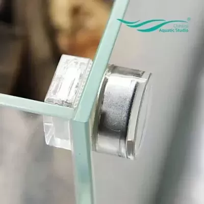 Puxador metálico e acrílico em painel de vidro com logo Aquatic Studio