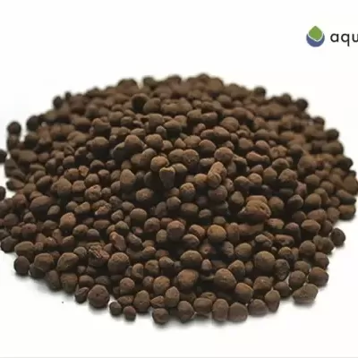 Montinho de pequenas pérolas castanhas sobre fundo branco com logótipo aquadeco