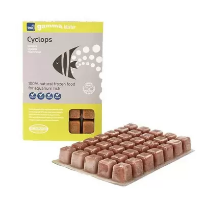 Pacote de alimento congelado para peixes com cubos castanho-avermelhados