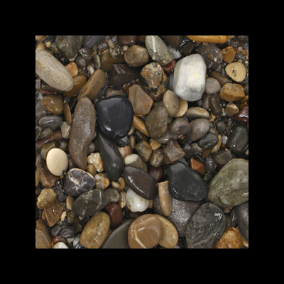 Pedras variadas de diferentes formas e cores sobre superfície natural