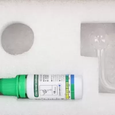 Conjunto de frasco, recipiente e tubo em espuma branca