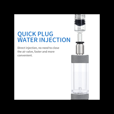 Dispositivo de injeção de água com corpo transparente e partes metálicas, texto explicativo ao lado