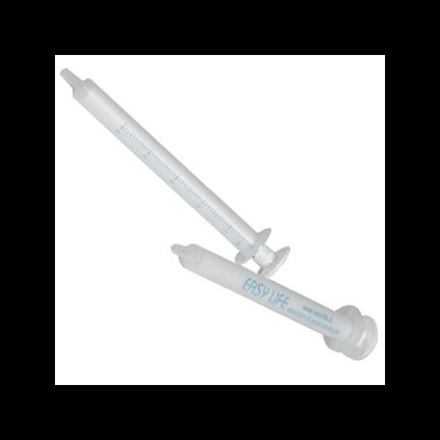 Duas seringas plásticas brancas, uma graduada em azul e outra com texto EASY LIFE