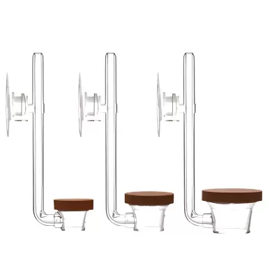 Três dispensadores transparentes com tampas castanhas e ventosas