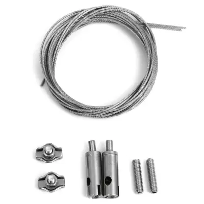 Kit de cabo de aço e peças metálicas sobre fundo branco