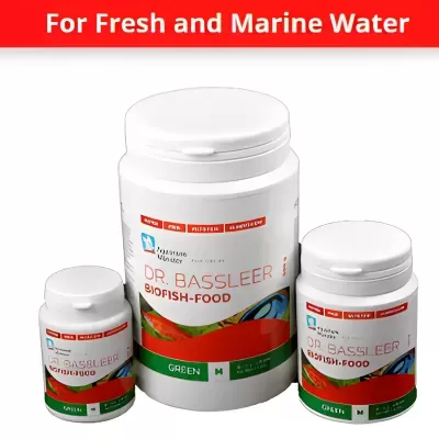 Três frascos de suplemento alimentar para peixes com rótulos coloridos e texto DR. BASSLEER BIOFISH-FOOD