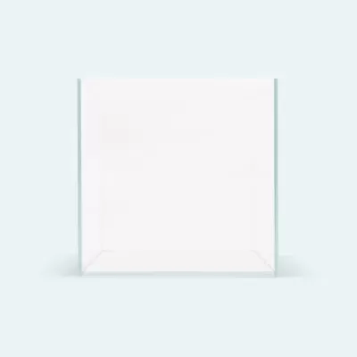 Cubo de vidro transparente sobre fundo claro