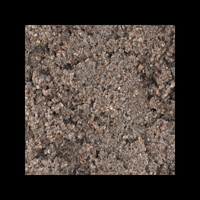 Amostra granulada de areia castanha clara com partículas escuras e avermelhadas