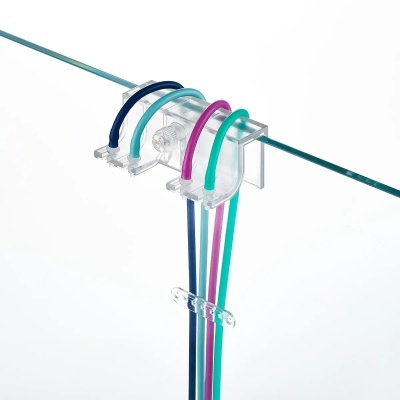 Suporte acrílico transparente com quatro resistências elásticas coloridas penduradas em vidro