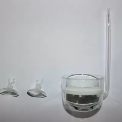 equipamento de vidro transparente com recipiente redondo, base branca e tubo longo, mais duas ventosas de plástico