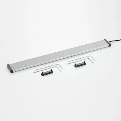Barra luminosa LED prateada com bases e suportes metálicos