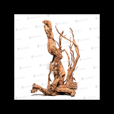 Escultura de madeira natural castanha com formas retorcidas sobre base branca