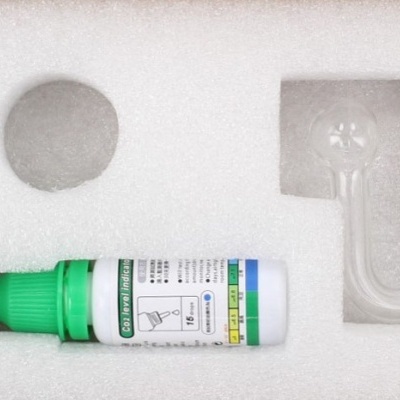 Kit de teste de CO2 com frasco plástico branco e tampa verde e acessórios transparentes em espuma branca