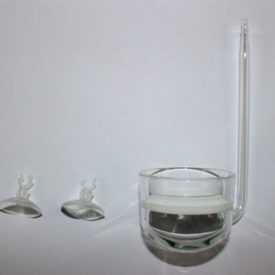 Conjunto de vidro transparente com recipiente cilíndrico, tampa branca, tubo ligado e duas ventosas pequenas transparentes