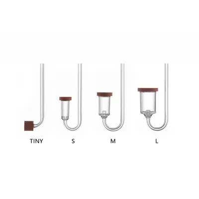 Quatro frascos de vidro com tampas castanhas em diferentes tamanhos