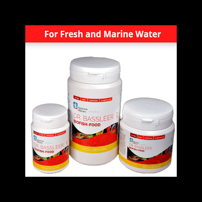 Três frascos brancos de comida para peixes DR. BASSLEER BIOFISH-FOOD em fundo branco