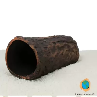 Objeto cilíndrico oco castanho escuro com textura rústica sobre superfície branca