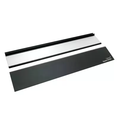 Placas retangulares preta e prateada com logo Chihiros Aquatic Studio.