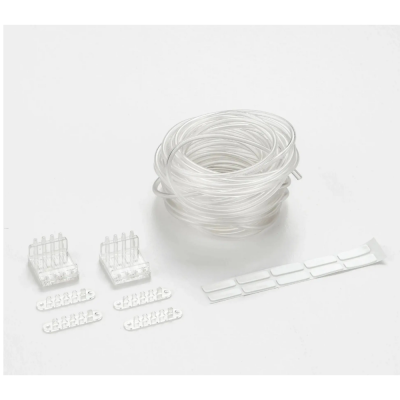 Acessórios transparentes com tubo flexível e peças plásticas sobre fundo branco